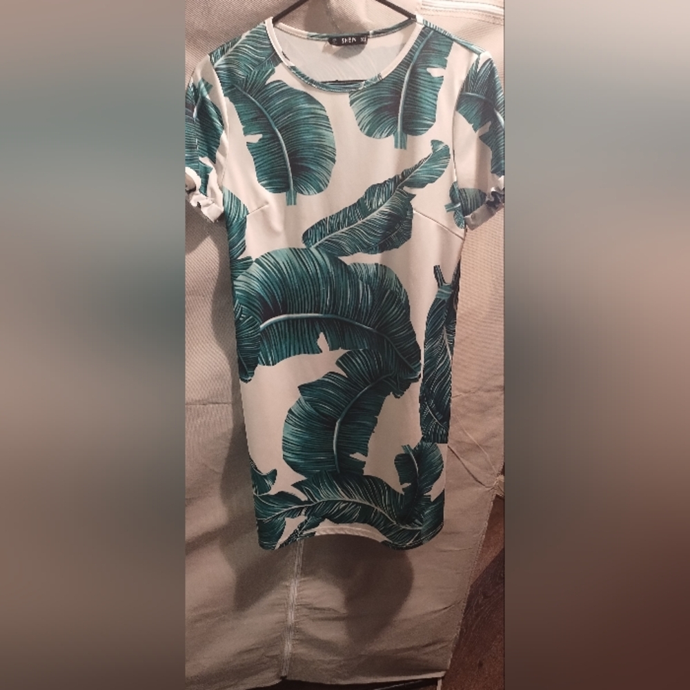 SHEIN DRESS SIZE L WHITE WITH GREEN PALM PRINT MINI